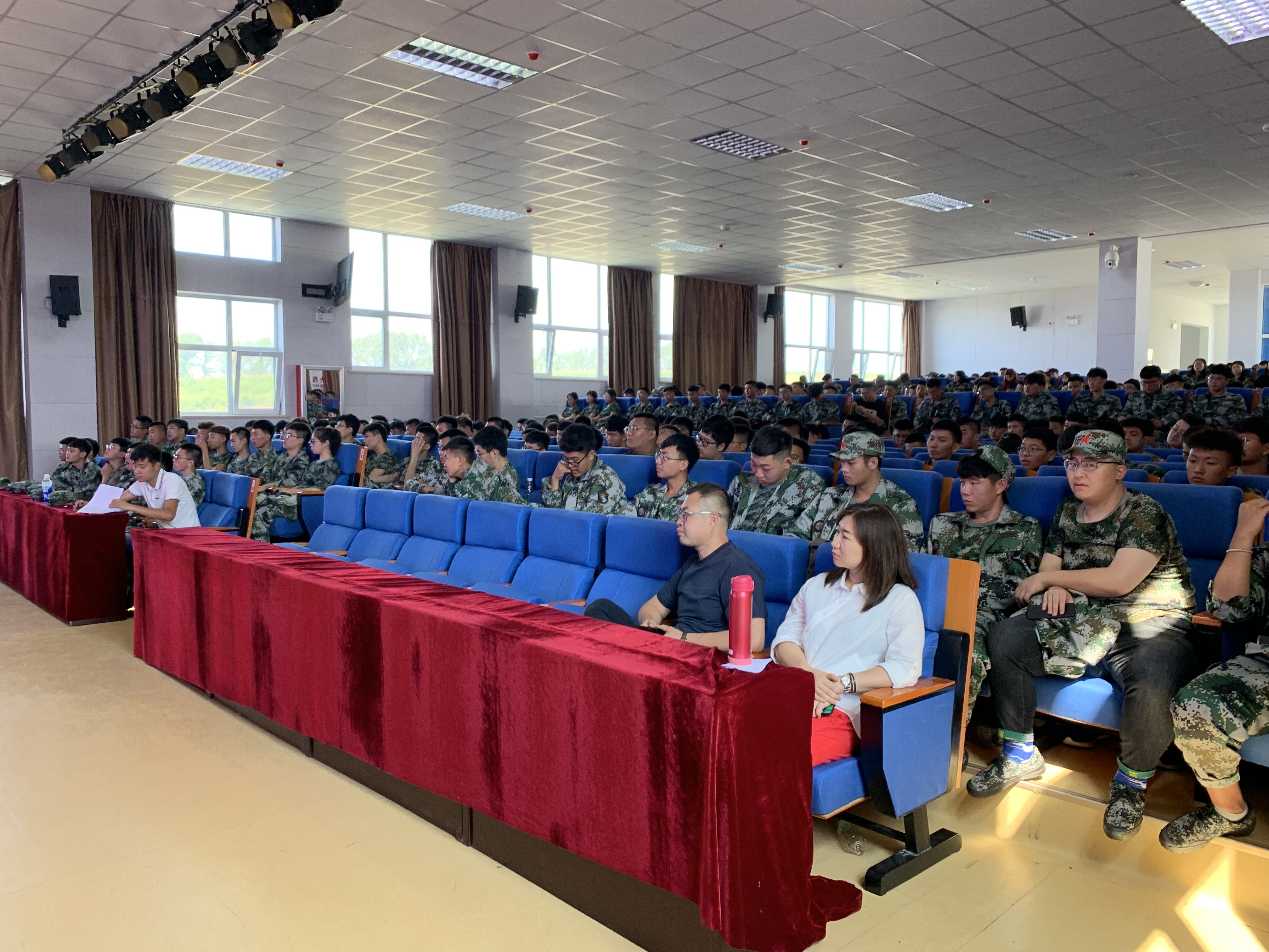 安全教育讲座2.JPG 安全教育讲座2.JPG