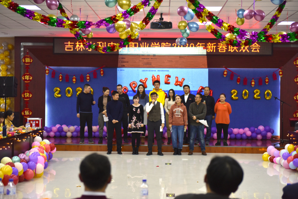 13我们都是一家人.jpg 13我们都是一家人.jpg